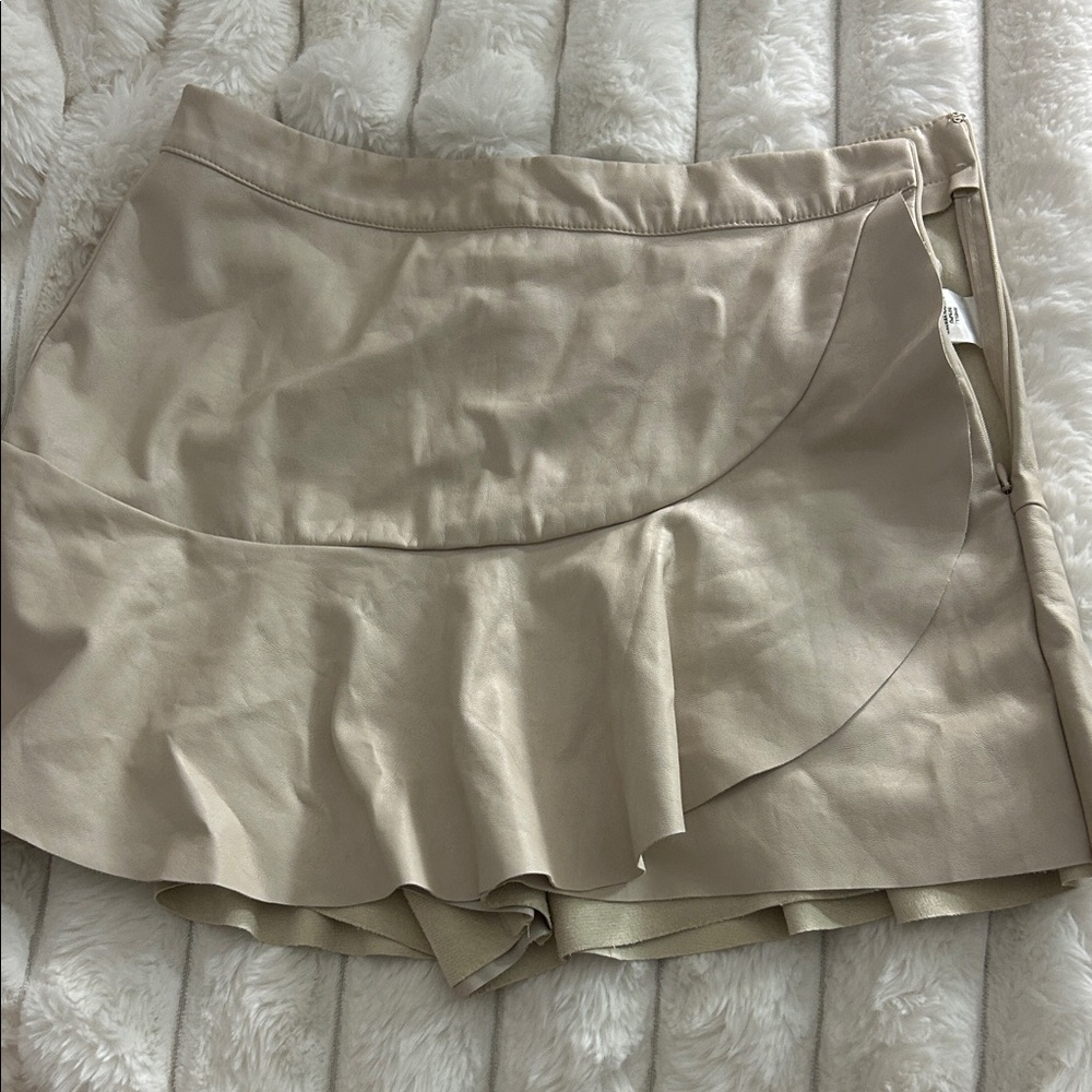 DO+BE Cream Skort with Ruffle Accent
